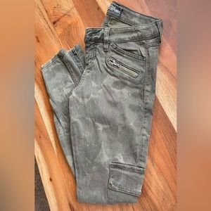 Guess Camo Skinny Cargo Jeans  NWOT